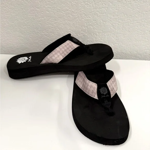 NWOB Yellow box sandals gray houndstooth print - Picture 1 of 3